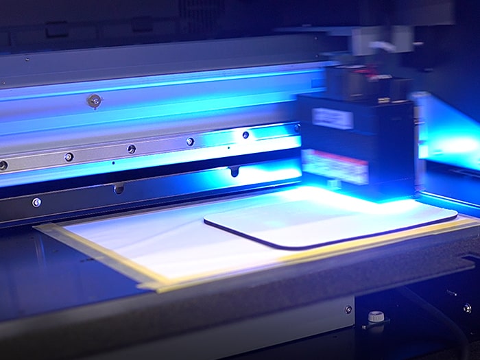 UVインクジェット印刷は、対象物にインクで印刷したあと、紫外線を照射させることにより、硬化・定着させます